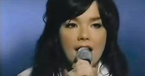 Vökuró - 🎥 Björk después de su presentación en los Premios...