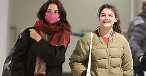 Katie Holmes y su hija Suri enseñan cómo vestir bien y cómoda para viajar