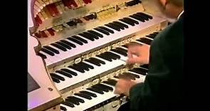 Organist goes Crazy! The Worlds Fastest Organist