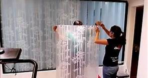 Instalación de película decorativa en vidrio Dekoadhesivo