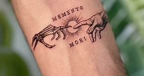 Olá, pessoal! Hoje eu vou falar sobre uma tatuagem que tem um significado muito especial para muitas pessoas: o memento mori. Memento mori é uma expressão latina que significa
