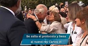 Mujer se salta el protocolo y planta beso a Carlos III