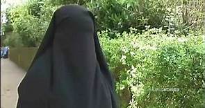 Une femme Musulmane Française porte le Niqab (Burqa) à Paris et en est très fière