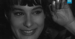 Bernadette Lafont sur le tournage du film "Les Godelureaux" - 1960