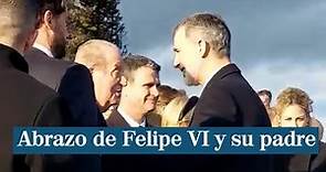 Besos y un abrazo entre Felipe VI y su padre Juan Carlos I en Grecia