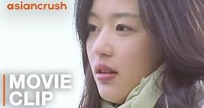 He's falling for a girl from the future, but she hasn't met him yet | Jun Ji-hyun in 'Il Mare'