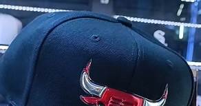 Lo nuevo ya en tienda Chicago Bulls Retro 11 Bred Mitchell & Ness Leather Snapback🔥🇺🇲 Aseguren su Grassita🌲🧑‍🎄 Encuentra está rareza a solo S/.149 📌c.c. Polvos Azules Pasaje 3, Tiendas 4-5-7, Sotano