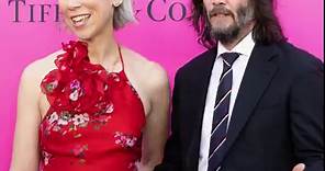 Keanu Reeves bacia la fidanzata Alexandra Grant sul red carpet