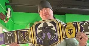 The Undertaker recibe un increíble cinturón personalizado de un fan