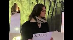 俄罗斯一名女性在纳瓦尔尼去世后举行抗议被警方拘捕