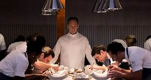 Los ingredientes secretos del extravagante chef Ralph Fiennes en 'El menú'