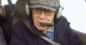 À 93 ans, Louis pilote encore des avions