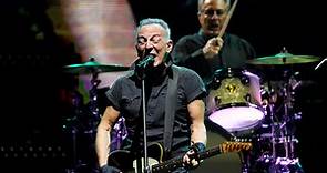 Check out which songs Bruce Springsteen played at the Friday MetLife concert