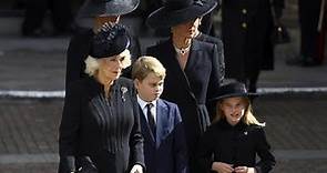 L'arrivo composto ai funerali dei piccoli George e Charlotte ai funerali della bisnonna...