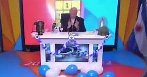 Conduttore argentino festeggia la morte della regina Elisabetta in diretta tv con brindisi e...