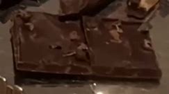儿子让父亲在上海带1斤巧克力 得知1400元 斤后震惊了，选择花100元尝尝鲜 网友：见过按克卖黄金的，没听过按克卖巧克力的