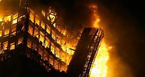 2005. La Torre Windsor se consume entre las llamas
