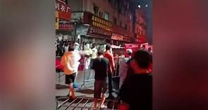 中國疫情：廣州海珠疫情封控區域民眾集體掀翻圍欄衝出