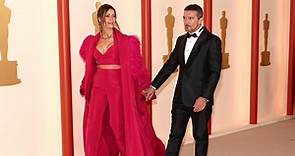 La complicidad de Antonio Banderas y su novia Nicole Kimpel sobre la alfombra de los Oscar 2023