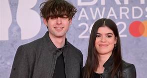 Los hijos de Liam Gallagher (Oasis) arropan al cantante en los Brit Awards ¡y Lennon es idéntico a su padre!