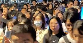 五月天香港中環海濱活動空間開唱 不只場內2萬人的尖叫聲 還有場外萬人不能相遇區滿滿的熱情 這幾天你是在哪裡聽五月天呢？ 不論你們是用什麼方式參與這場盛事 五月天都陪著你💙 #五月天 #五月天演唱會 #好好好想見到你 #不能相遇區 | 好小宗