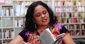 La escritora Natalia Toledo lee uno de sus poemas en zapoteco y español
