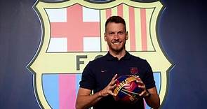 Neto ya posa con el escudo del Barça