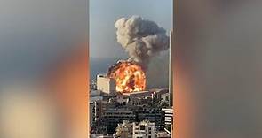 Beirut, ecco le immagini dell'enorme esplosione: l'onda d'urto travolge i palazzi