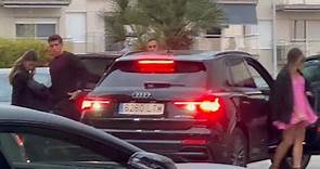 Los capitanes Jordi Alba y Sergio Roberto llegan en el mismo coche junto a sus mujeres