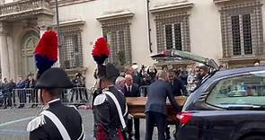 Funerali Frattini, l'arrivo del feretro alla chiesa di Santi Apostoli a Roma