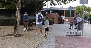 El jugador del Real Madrid, Toni Kroos, lleva a su hijo al colegio el primer día de clase