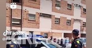 🔴 Aldarulls al barri de la #Mariola de #Lleida després de la mort d’un home Vídeo de Jordi Echevarria @jordi_eche ‼️ Els Mossos han hagut d’emportar-se la parella de l’home per protegir-la 👉 T’ho expliquem tot a www.segre.com ##diarisegre##segre##lamariola##lleida##lleidatiktok##mossosdesquadra##mort##noticieslleida#tiktoklleida ##successos