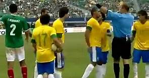 Pelea de Neymar vs Meza - Mexico vs Brasil 2-0 (Partido Amistoso 2012)