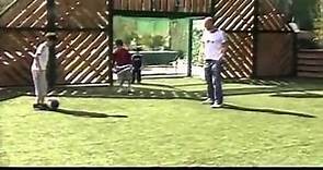 Zidane y su hijo Enzo practicando el futbol.