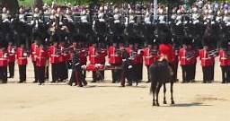 Colapsan 3 guardias reales británicos en ensayo en Londres