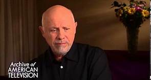 Hector Elizondo discusses working with Tony Shaloub on "Monk" - EMMYTVLEGENDS.ORG