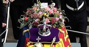 Funerali regina Elisabetta II, Re Carlo le dedica l'ultimo saluto: il messaggio sulla bara della madre