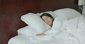 枕頭要多高？側躺要注意什麼？腦神經科醫生用6張圖，教你「一夜好眠」的睡姿 | VidaOrange 生活報橘