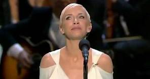 Annie Lennox - Into The West (live at the 2004 Oscars)