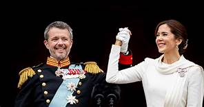 Frederik X è il nuovo re di Danimarca: il bacio con la moglie Mary smentisce la crisi