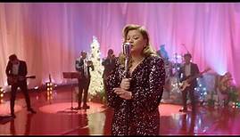 Kelly Clarkson - Christmas Isn't Canceled (Just You) [Live]