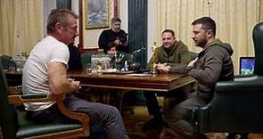 Sean Penn torna in Ucraina: l’Oscar consegnato a Zelensky e la targa dedicata all’attore