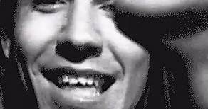 Anthony Kiediscumple 61 años! El 1 de noviembre de 1962 nació el músico y cantante Anthony Kiedis nacido en Grand Rapids, Michigan y conocido por ser el letrista y voz solista de la banda californiana Red Hot Chili Peppers fundada en 1983 junto a Michael Balzary (Flea), Hillel Slovak y Jack Irons. El estilo de cantar de Kiedis fue cambiando drásticamente según pasaban los años. Aprendió a controlar su voz cada vez más en cada álbum. Después de oír y ver a Grandmaster Flash & The Furious Five, ​e
