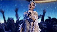 A touching tribute to Olivia Newton-John from Pink at the AmericanMusicAward22