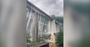 中国四川省で洪水、橋から滝のように流れ落ちる水（字幕・13日）