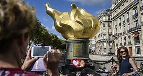 París hace del Puente del Alma un memorial improvisado en recuerdo de Lady Di