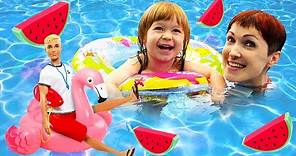 Giochi con l’acqua per bambini. Bianca e Gru in piscina. Aiutiamo Barbie a trovare un braccialetto