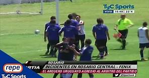 El arquero de Fénix de Uruguay se peleó con el árbitro en el amistoso con Central
