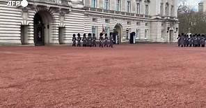 Buckingham Palace, il cambio della guardia nel giorno del Giubileo di platino