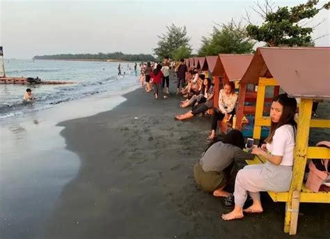 A group of people enjoy time at pantai tirang tugurejo